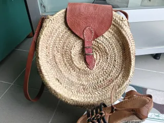 Sandalias, botas y bolso