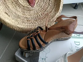Sandalias, botas y bolso