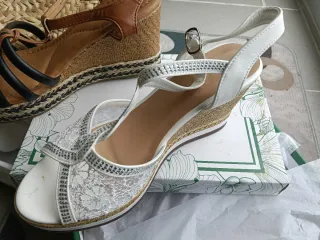 Sandalias, botas y bolso