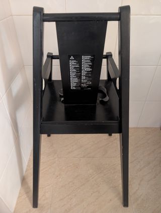 Trona de madera negra