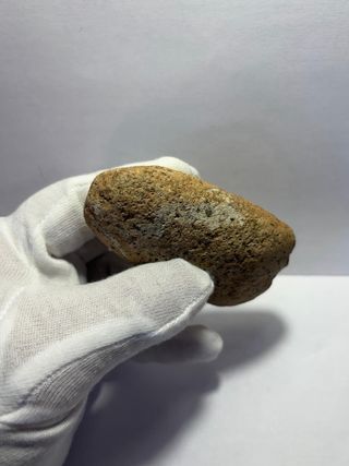 Hacha de piedra neolítica antigua