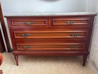 Cómoda de madera con tapa de mármol