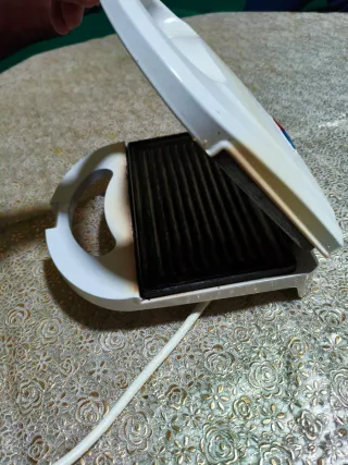 Sandwichera blanca con cable