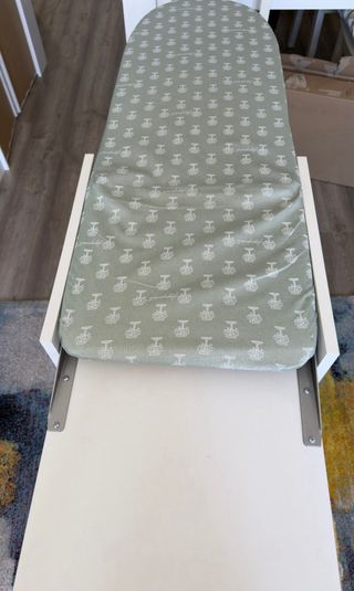 Mesa de planchar plegable con almacenaje