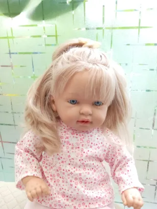Muñeca rubia con vestido floral