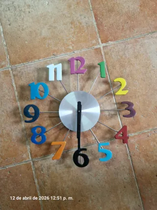 Reloj de pared moderno números de colores