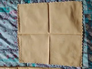 Tovaglia oro con 12 tovaglioli