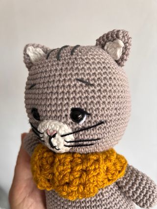 Gato tejido a mano