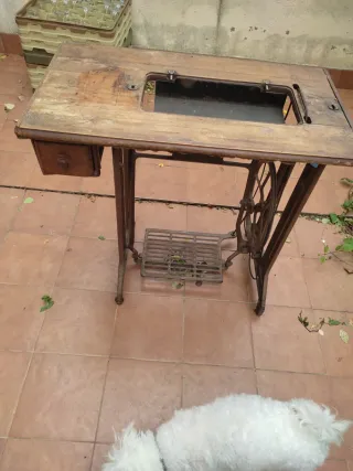 Mesa antigua máquina de coser Singer