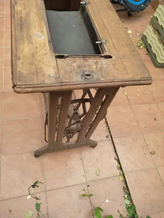 Mesa antigua máquina de coser Singer