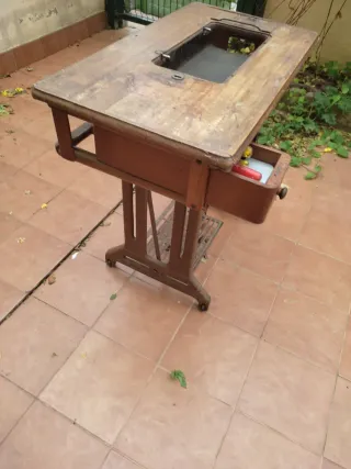 Mesa antigua máquina de coser Singer