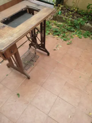 Mesa antigua máquina de coser Singer