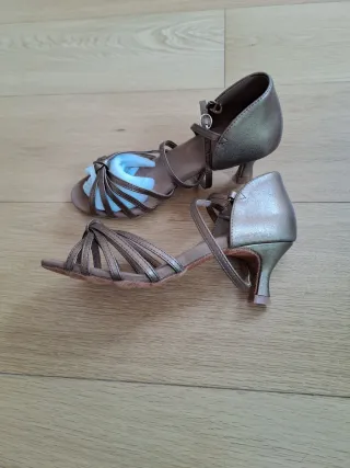 Zapatos de baile latino dorados