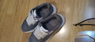 Zapatillas grises y blancas