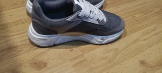 Zapatillas grises y blancas