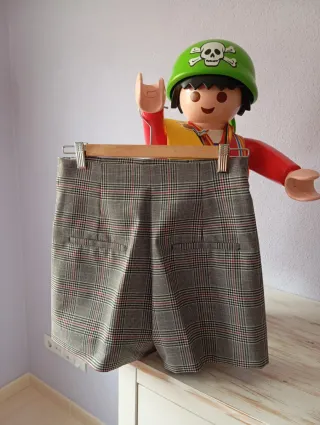 Bermudas de cuadros grises y rojas