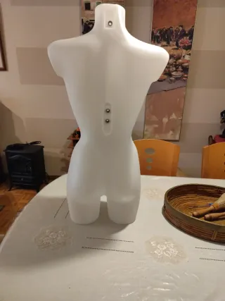 maniquí torso de mujer plástico blanco
