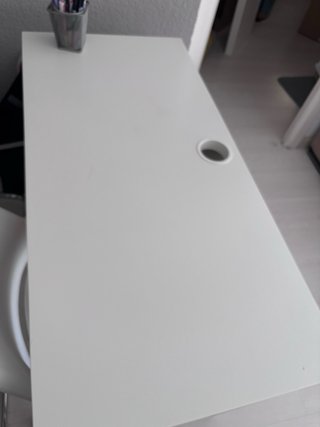 Escritorio blanco con cajón y hueco