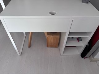 Escritorio blanco con cajón y hueco