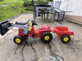 Tractor de pedales rojo con remolque