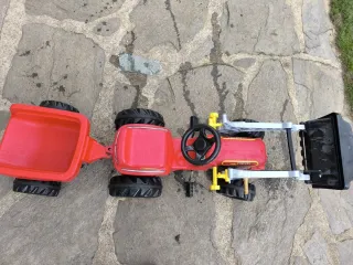 Tractor de pedales rojo con remolque