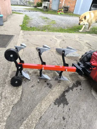 Tractor de pedales rojo con remolque