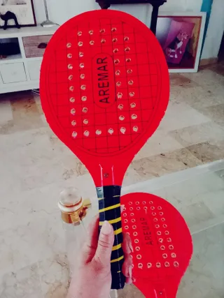 Palas de playa rojas