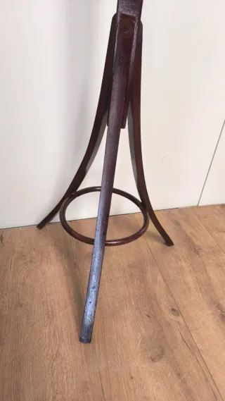 Perchero de pie antiguo de madera