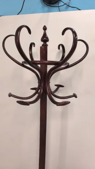 Perchero de pie antiguo de madera