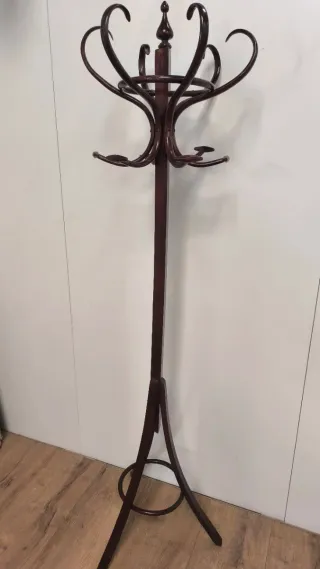 Perchero de pie antiguo de madera