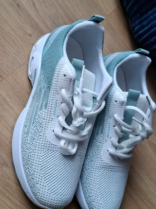 Deportivas Tela y goma. Blanca y verde