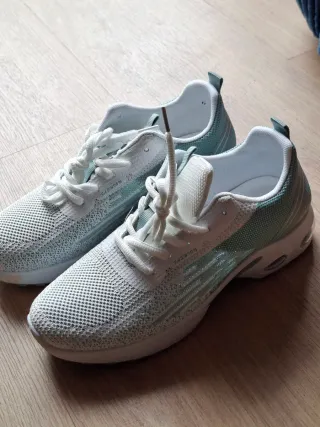 Deportivas Tela y goma. Blanca y verde