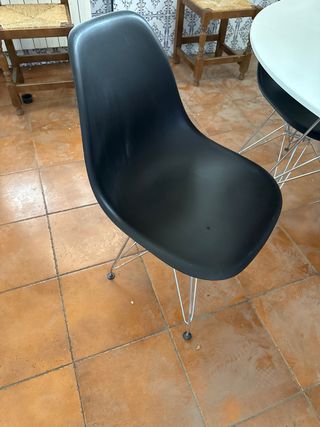 Mesa redonda de 120 blanca con 4 sillas negras.