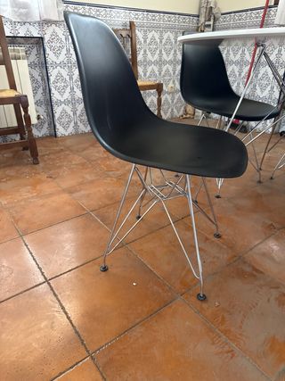 Mesa redonda de 120 blanca con 4 sillas negras.