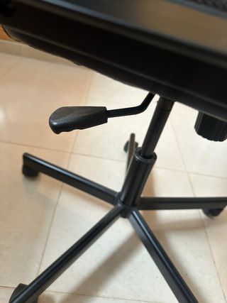 Silla de oficina negra regulable