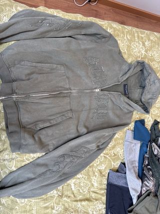 5 Sudaderas con capucha tallas y marcas en la foto