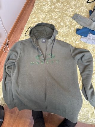 5 Sudaderas con capucha tallas y marcas en la foto