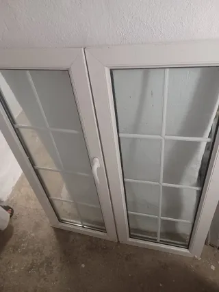 Ventana blanca con marco