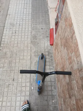 Patinete azul y negro