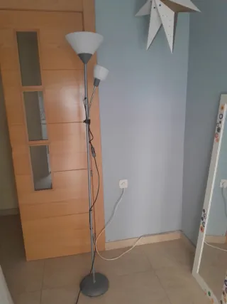 Lámpara de pie metal y plástico