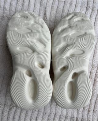 Yeezy Foam Runner Coconut Hole Talla 38