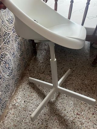 Silla blanca de plástico ajustable