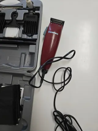 Corta pelo Taurus rojo con accesorios