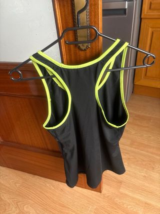 Camiseta deportiva tirantes negra y verde
