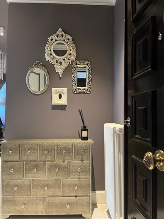 Cómoda plateada con cajones