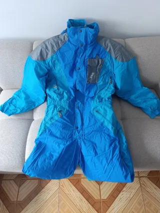 Traje de nieve azul y gris