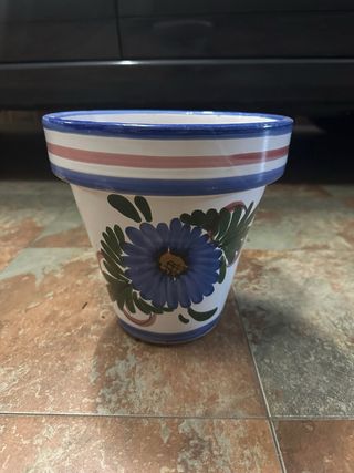 Maceta cerámica decorada flor azul