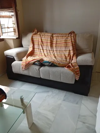 Divano in tessuto e pelle beige