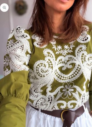 Blusa verde con mangas abullonadas y encaje