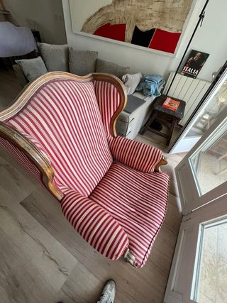 Sillón de rayas rojo y beige